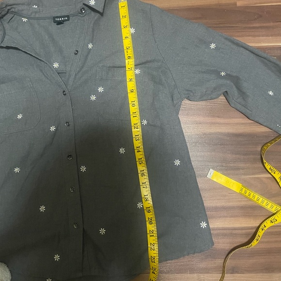 Torrid daisy button down shirt - Picture 14 of 15